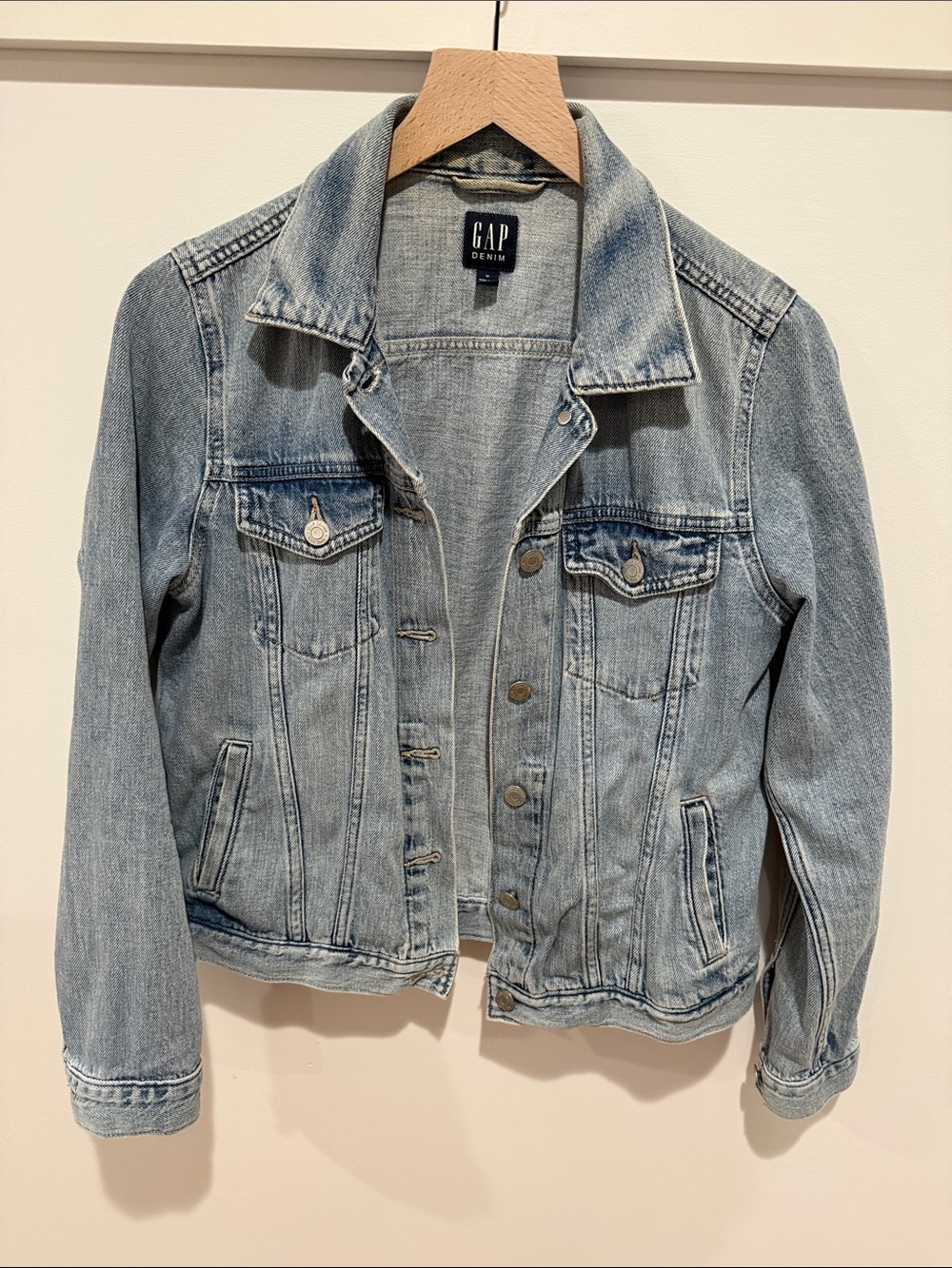 GAP Women's Light Wash Denim Jacket in Blue